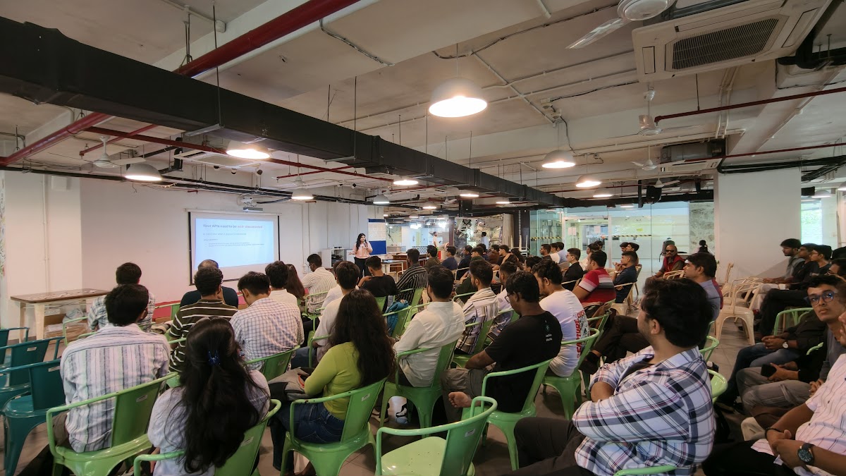 Aanchal Mishra presenting at the Agents and APIs developer meetup Mumbai